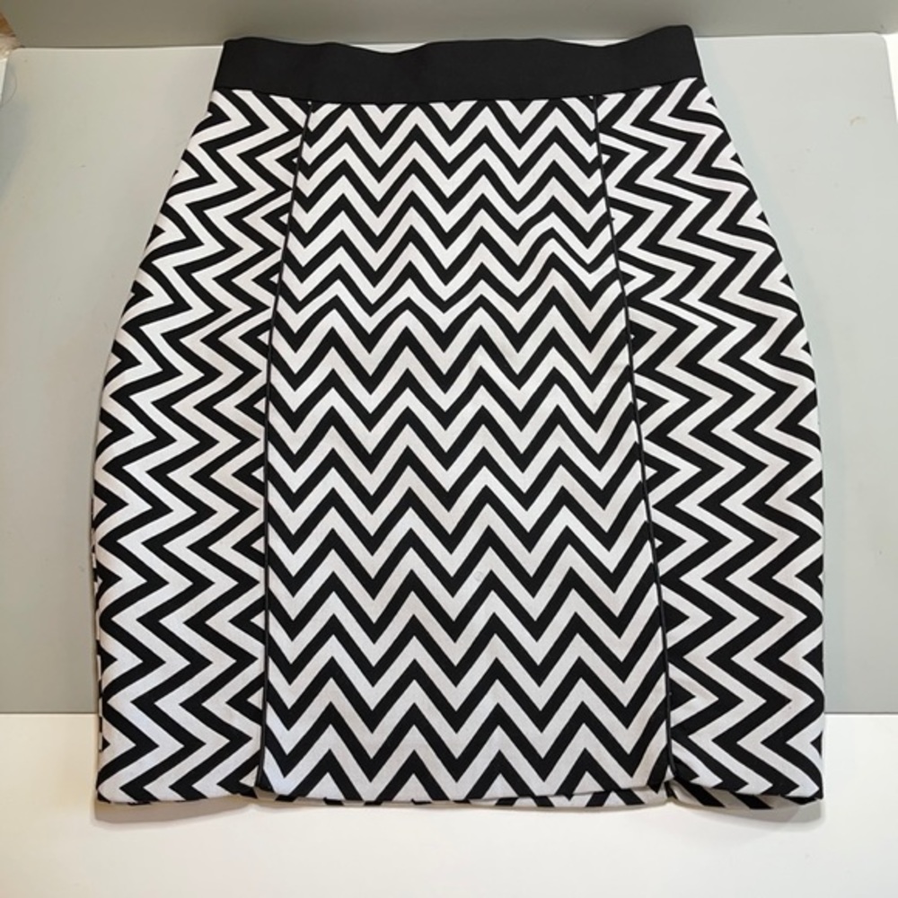 H & M chevron striped lined skirt, zipper closure